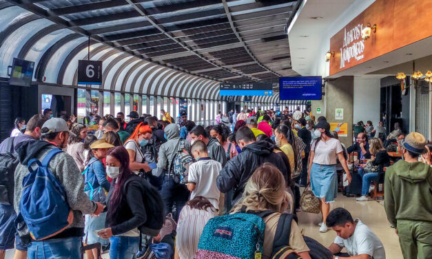 Caos migratorio en el aeropuerto José María Córdova: viajeros enfrentan filas de hasta seis horas