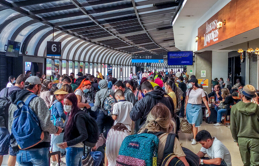 Caos migratorio en el aeropuerto José María Córdova: viajeros enfrentan filas de hasta seis horas