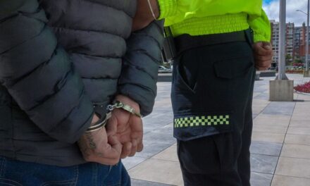 Judicializados dos suboficiales de la Policía en Medellín por presunta extorsión a pareja