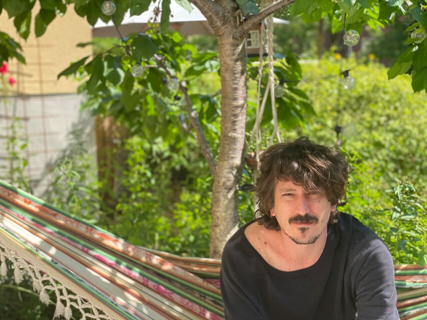 Simón Mesa: «Decidí convertir mis frustraciones en comedia»