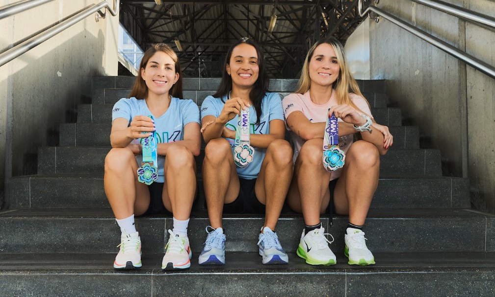 Maratón Medellín 2025 presenta su medalla y camiseta oficiales en homenaje a los 350 años de la ciudad