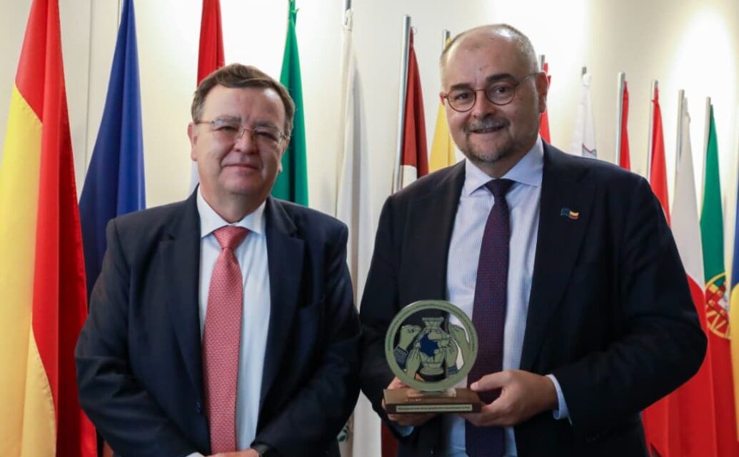 La JEP entrega por primera vez el Sello Restaurativo al embajador de la Unión Europea en Colombia