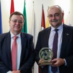 La JEP entrega por primera vez el Sello Restaurativo al embajador de la Unión Europea en Colombia