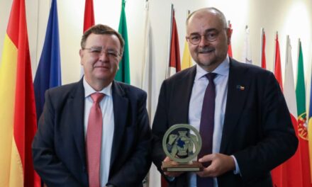 La JEP entrega por primera vez el Sello Restaurativo al embajador de la Unión Europea en Colombia