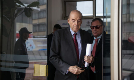 Sanción e inhabilidad contra Álvaro Leyva por caso pasaportes