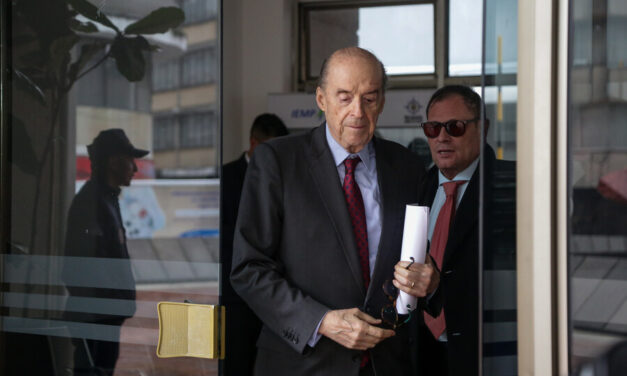 Sanción e inhabilidad contra Álvaro Leyva por caso pasaportes