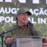 Petro cuestiona ausencia de la Policía en entrega de tierras en La Dorada