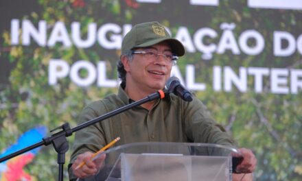 Petro cuestiona ausencia de la Policía en entrega de tierras en La Dorada