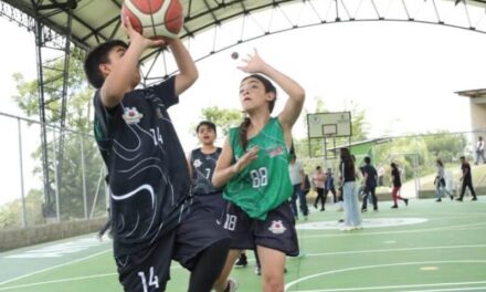 Entregan renovada placa polideportiva en El Peñol
