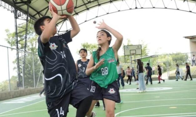 Entregan renovada placa polideportiva en El Peñol