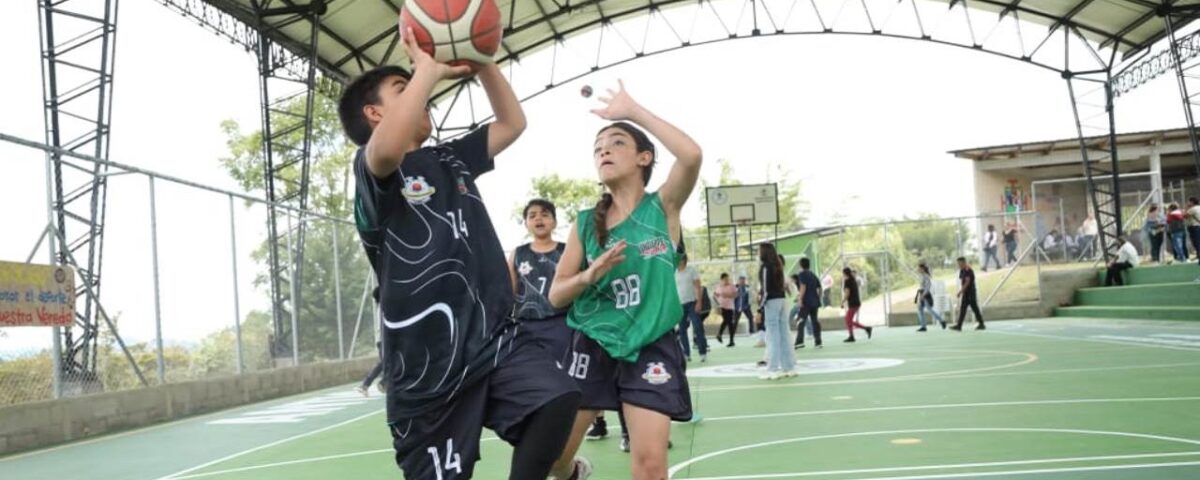 Entregan renovada placa polideportiva en El Peñol