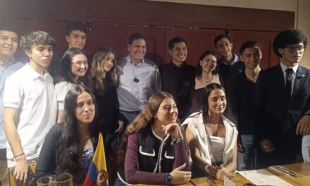Juan Carlos Pinzón se reunió con jóvenes en Medellín para hablar sobre los desafíos de Colombia