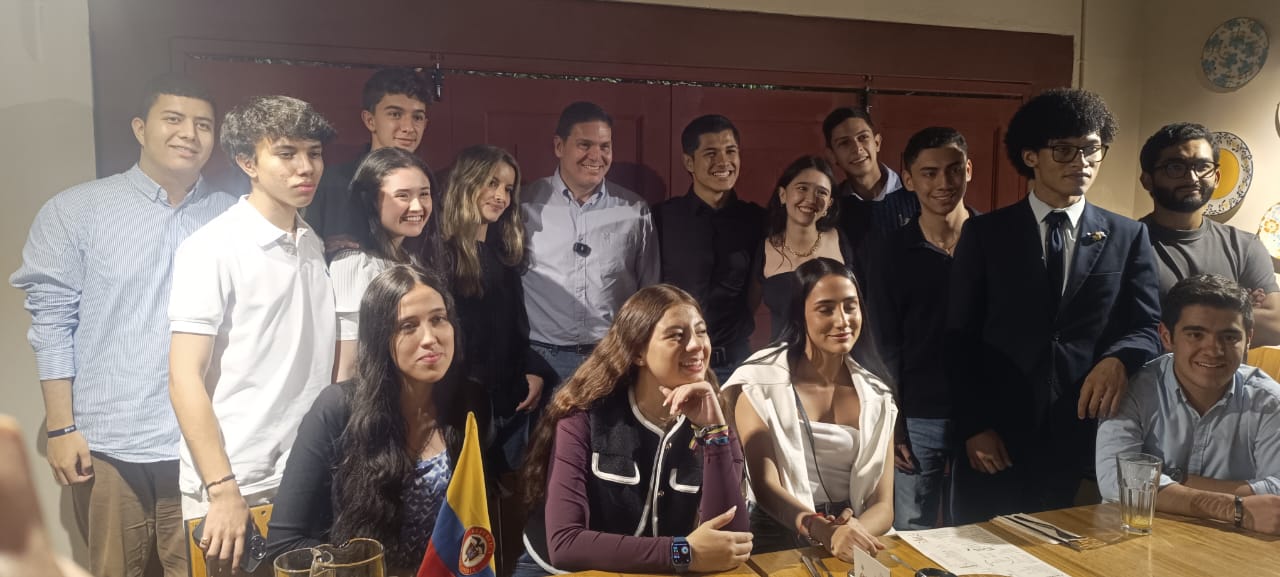 Juan Carlos Pinzón se reunió con jóvenes en Medellín para hablar sobre los desafíos de Colombia