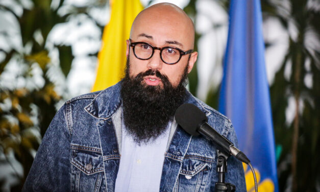 Jefe de debate de Daniel Quintero denuncia a Carlos Carrillo, director de la UNGRD, por presunta participación en política