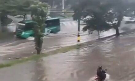 Fuertes lluvias causan inundaciones y caos vehicular en Medellín y el norte del Valle de Aburrá