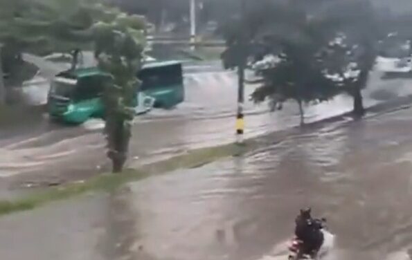Fuertes lluvias causan inundaciones y caos vehicular en Medellín y el norte del Valle de Aburrá