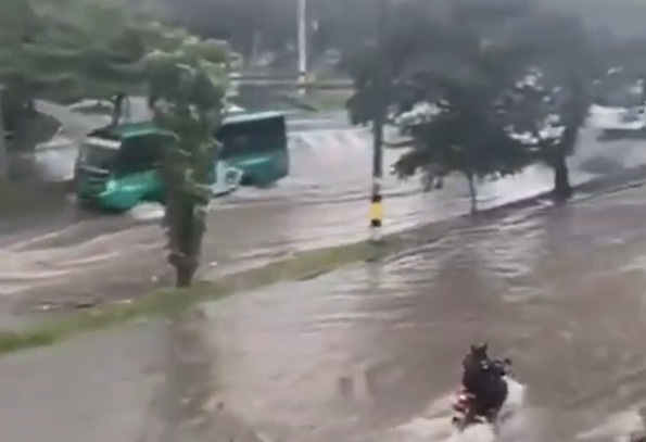 Fuertes lluvias causan inundaciones y caos vehicular en Medellín y el norte del Valle de Aburrá