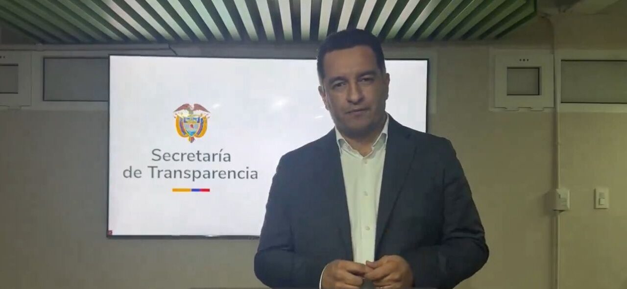 El secretario de Transparencia se mete al fuego: defensa política en medio del escándalo por la Lista Clinton