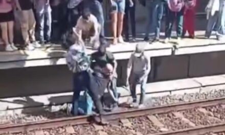 Adulto mayor cae a la vía férrea del Metro de Medellín tras desmayarse en la estación San Antonio