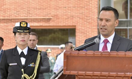 Avanza moción de censura contra el ministro de Defensa por muerte de menores en bombardeos