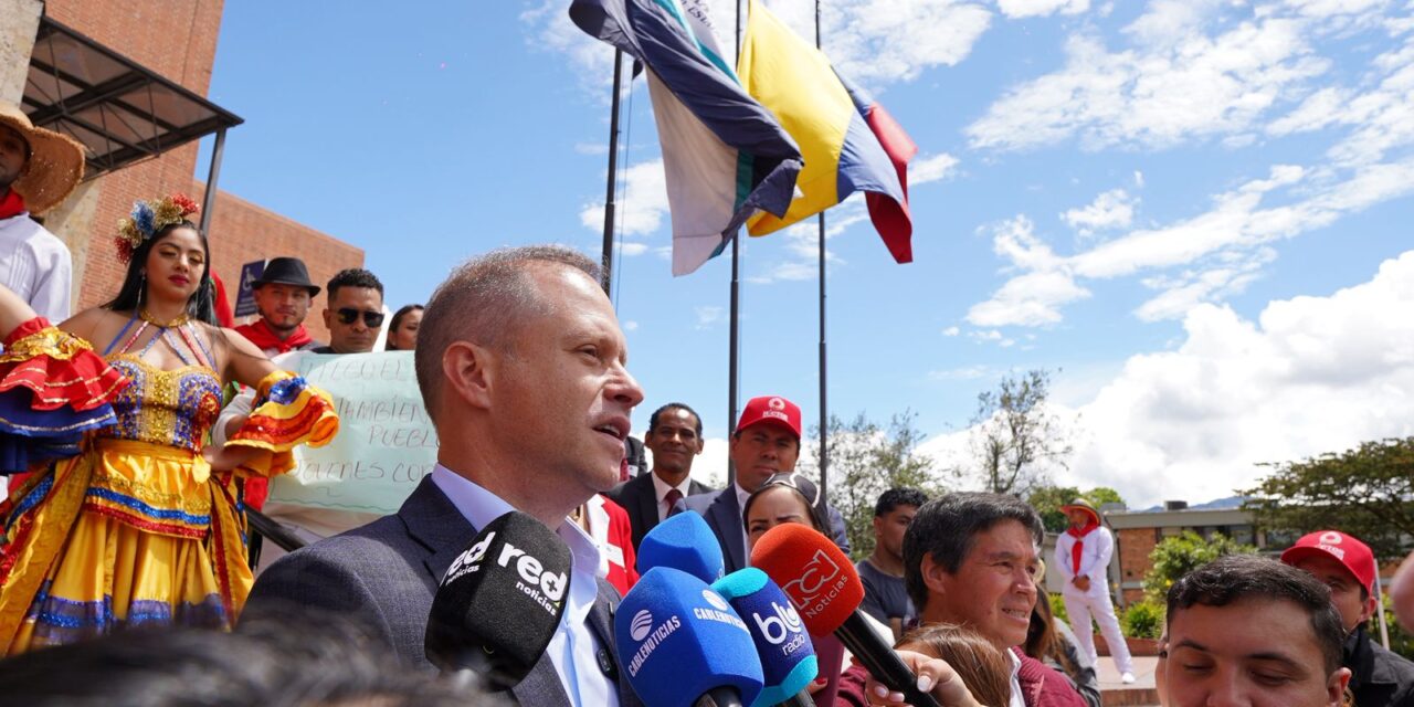 Héctor Olimpo oficializa su candidatura presidencial con 1,6 millones de firmas