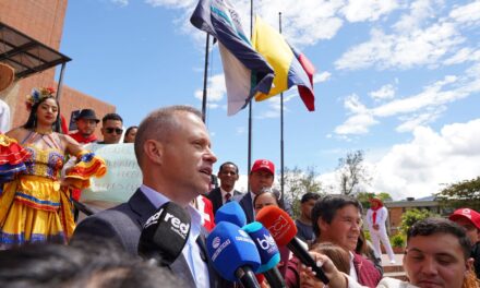 Héctor Olimpo oficializa su candidatura presidencial con 1,6 millones de firmas