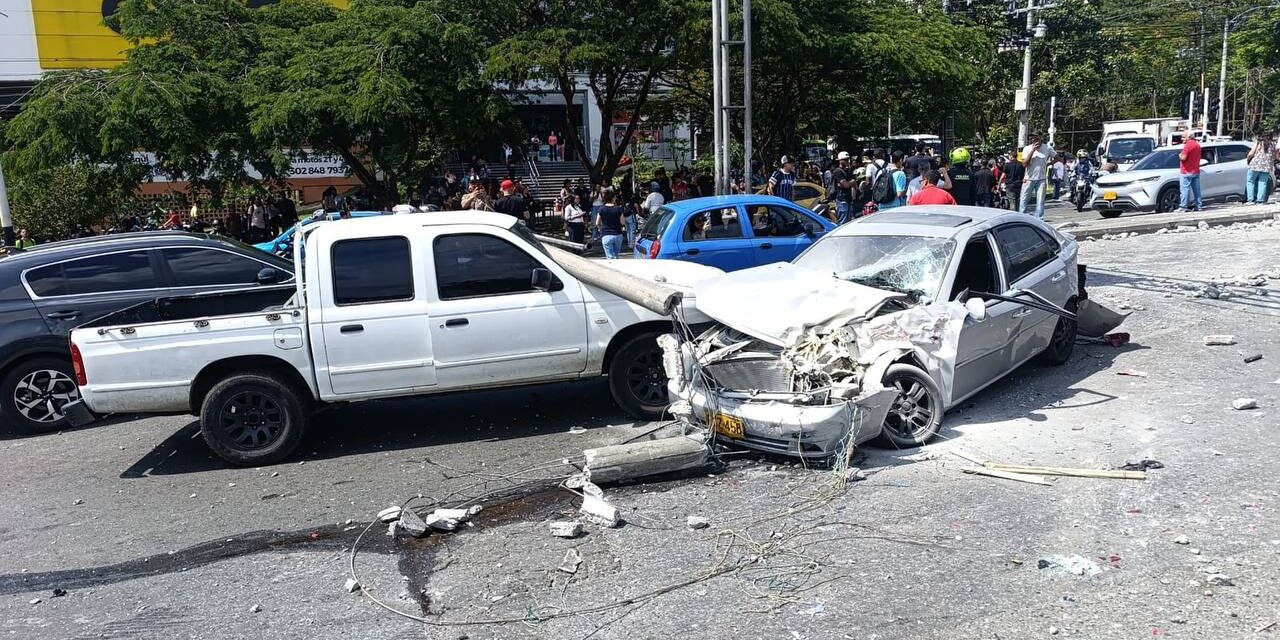 Accidente múltiple en la calle 80 de Medellín deja tres heridos y 12 vehículos afectados