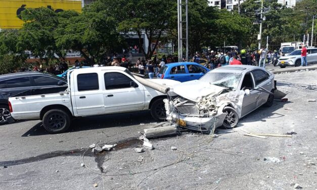 Accidente múltiple en la calle 80 de Medellín deja tres heridos y 12 vehículos afectados