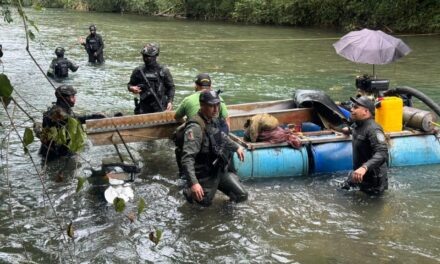 Cuatro personas capturadas y dos dragas destruidas en operativo contra minería ilegal en Mutatá