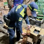Incautan más de 17.000 botellas listas para licor adulterado en bodega del barrio Naranjal