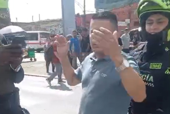 Taxista habría apuñalado a un peatón en Medellín tras un reclamo por saltarse un semáforo en rojo