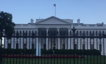 Casa Blanca impone nuevas restricciones al acceso de periodistas acreditados