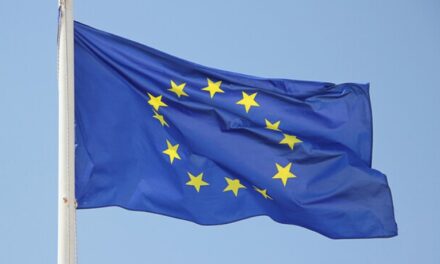 Superávit comercial de la U.E. con EE.UU. cae 13,3% en el tercer trimestre por efectos de aranceles