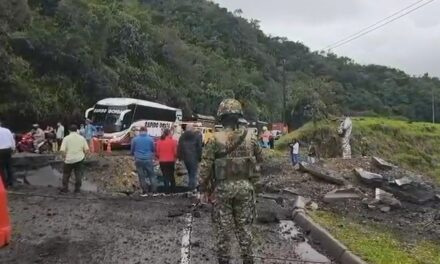 Habilitan un carril en la vía Los Llanos–Tarazá tras cierre por activación de explosivo