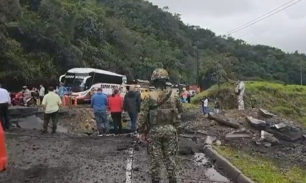Habilitan un carril en la vía Los Llanos–Tarazá tras cierre por activación de explosivo