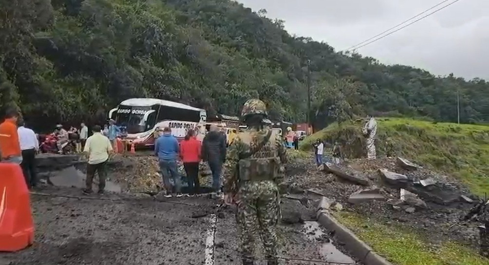 Habilitan un carril en la vía Los Llanos–Tarazá tras cierre por activación de explosivo