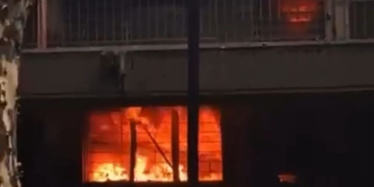 Encapuchados incendiaron una oficina dentro del Politécnico Jaime Isaza Cadavid en Medellín