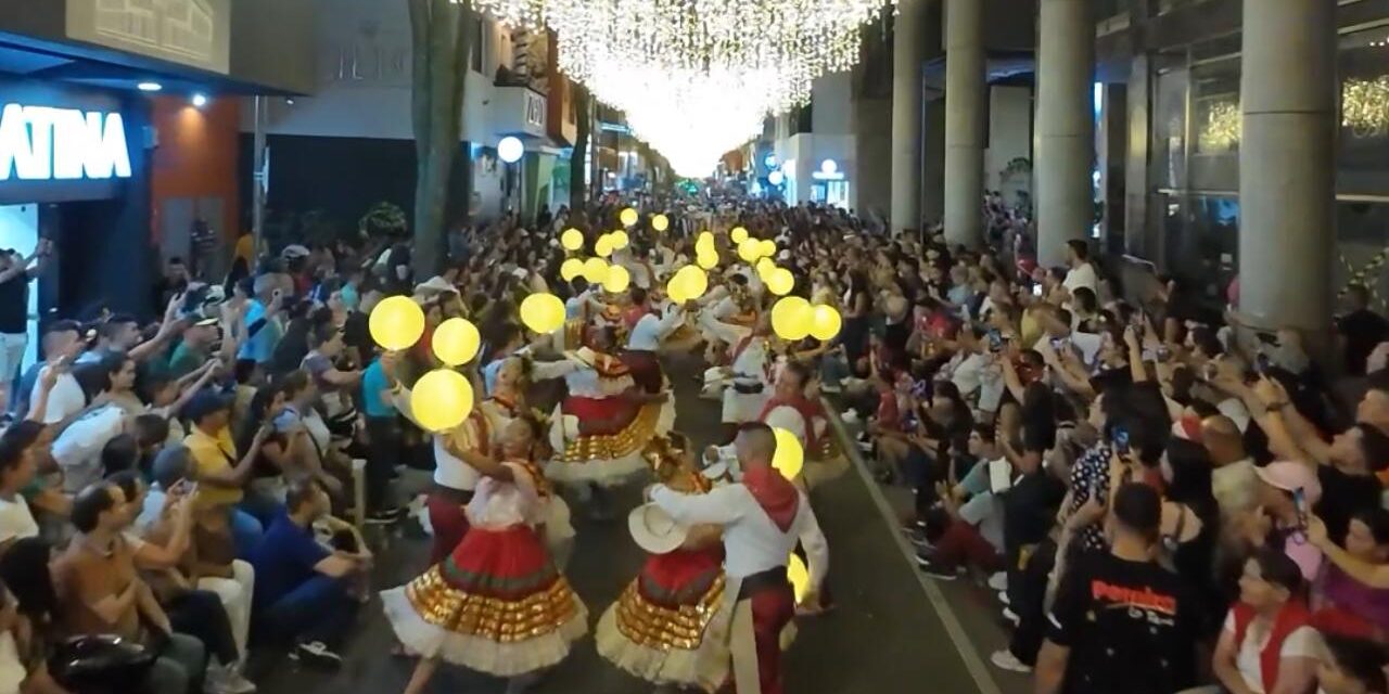 Pereira realizó su segundo Gran Desfile de Navidad con más de 1.500 artistas