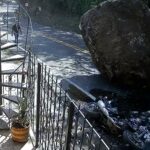 ¡Aterrador! Hombre se salvó de ser aplastado por enorme roca tras deslizamiento en Dabeiba, Antioquia.