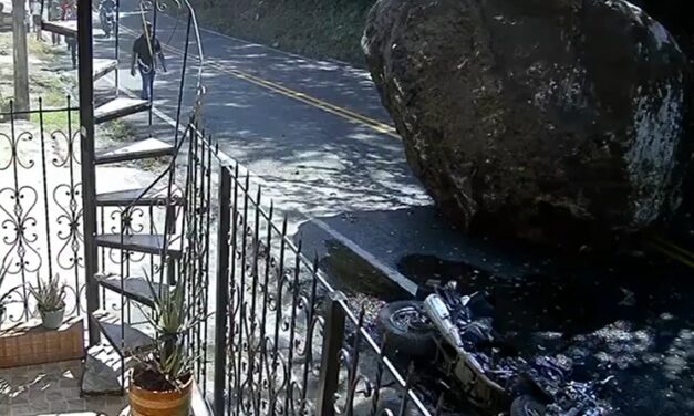 ¡Aterrador! Hombre se salvó de ser aplastado por enorme roca tras deslizamiento en Dabeiba, Antioquia.