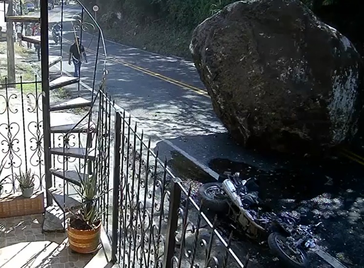 ¡Aterrador! Hombre se salvó de ser aplastado por enorme roca tras deslizamiento en Dabeiba, Antioquia.