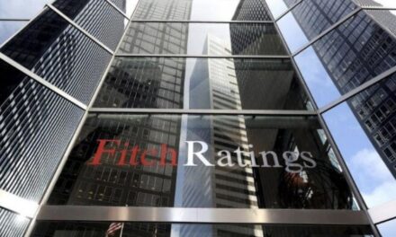 Fitch rebaja la calificación crediticia de Colombia por deterioro fiscal persistente