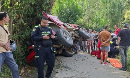 Quince personas resultaron heridas tras accidente de bus en zona rural de Barbosa
