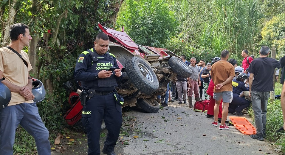Quince personas resultaron heridas tras accidente de bus en zona rural de Barbosa