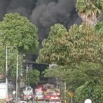 Incendio estructural genera enorme columna de humo negro en zona industrial de La Estrella