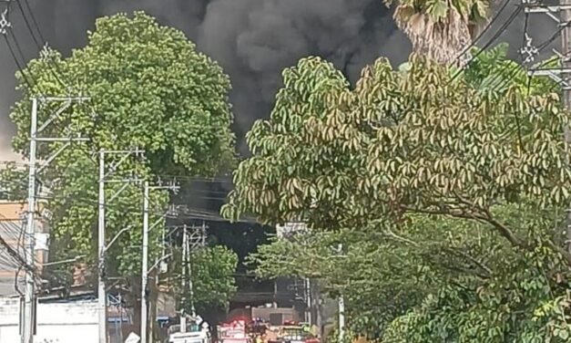 Incendio estructural genera enorme columna de humo negro en zona industrial de La Estrella