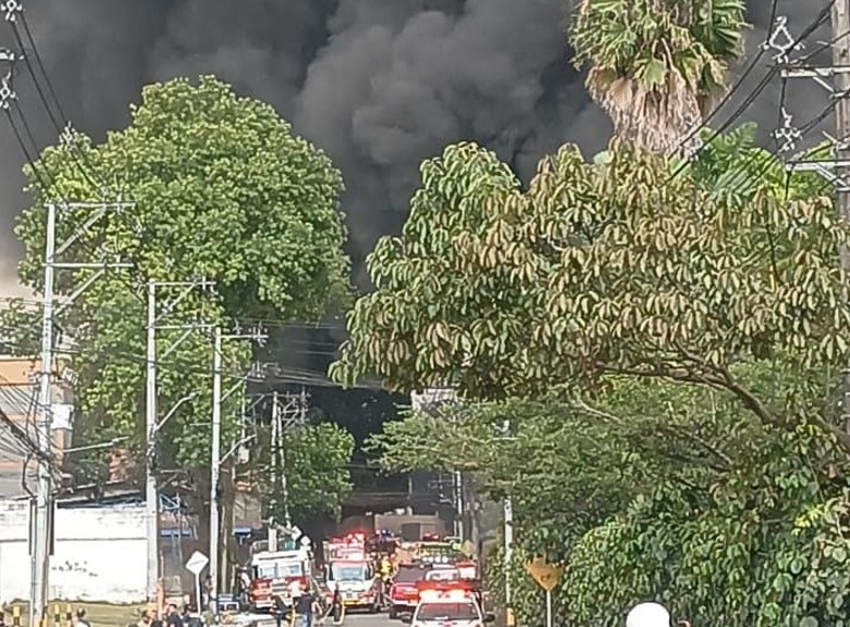 Incendio estructural genera enorme columna de humo negro en zona industrial de La Estrella