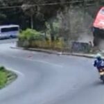 ¡Urgente! Bus de transporte público cae a un abismo en la vía Santa Elena – Medellín. Se reportan heridos