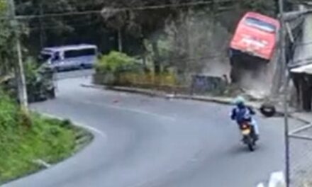 ¡Urgente! Bus de transporte público cae a un abismo en la vía Santa Elena – Medellín. Se reportan heridos