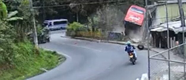 ¡Urgente! Bus de transporte público cae a un abismo en la vía Santa Elena – Medellín. Se reportan heridos